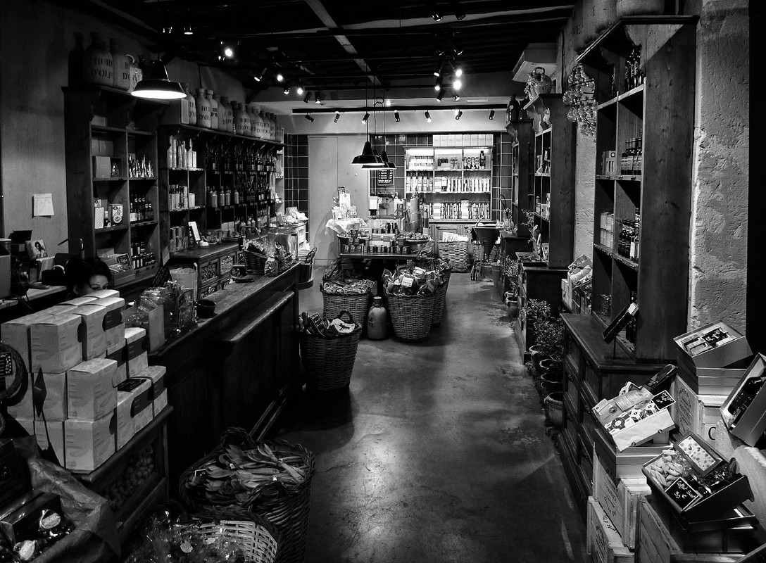 blacknwhite-shop-interior.jpg