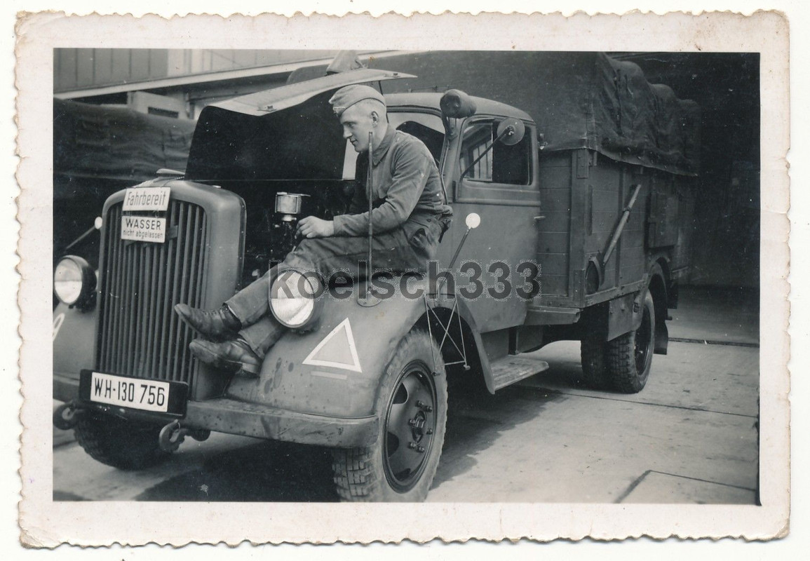 Foto Kraftfahrer auf dem Kotflügel vom Opel Blit