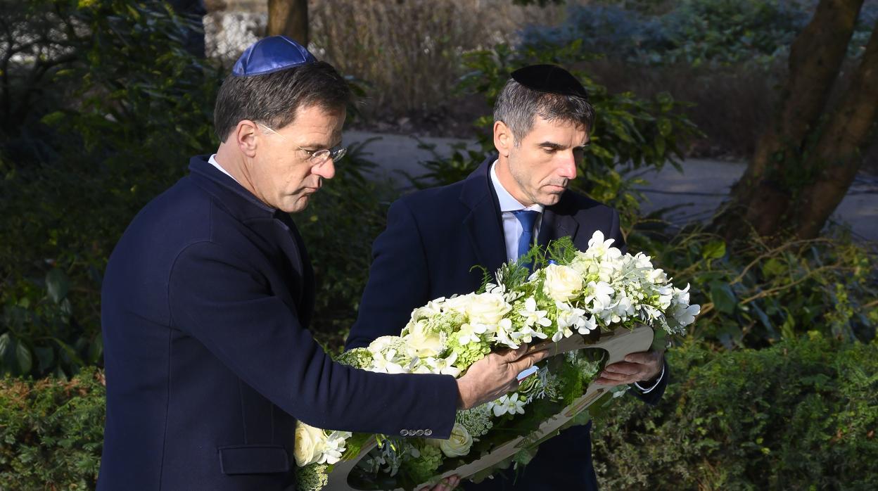 El Primer Ministro Mark Rutte y el Secretario de Estado Paul Blokhuis colocan una corona de flores en el monumento a Auschwitz en Ámsterdam