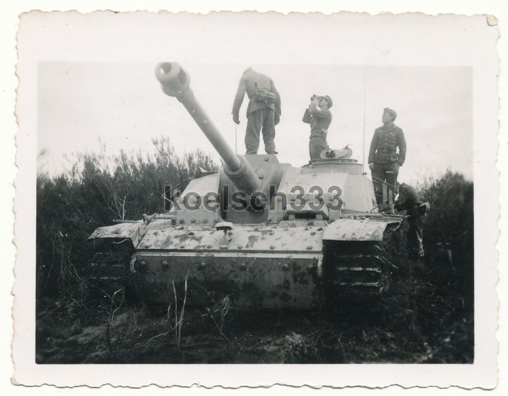 Foto Sturmgeschütz Brigade 322 Comte de Richard 