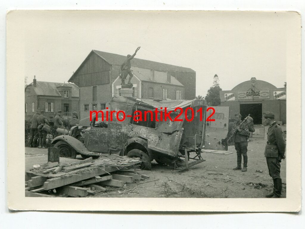 Wehrmacht, zerstörtes frz.Fahrzeug, Sankra, Rotk