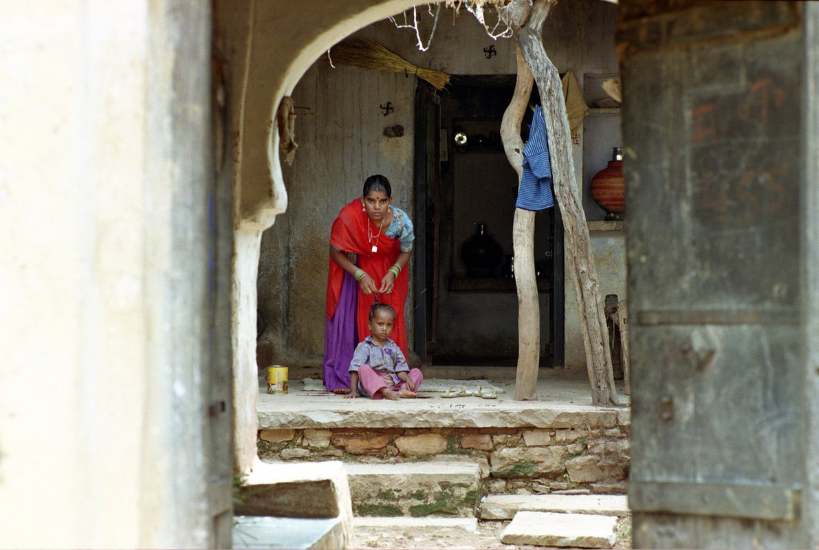 Jeune femme coiffant son enfant, Inde, R3 ou R4s   Elmarit 90 V2, négatif couleurs