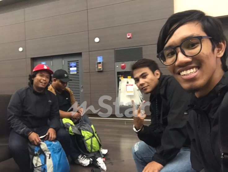 Saat menunggu perjalanan kembali ke Malaysia 