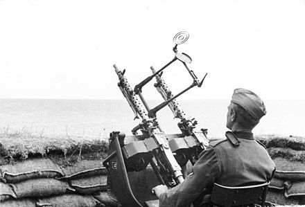 440px-Bundesarchiv-Bild-101-I-028-1632-13-Frankreich-K-stenschutz-mit-Flak-MG-1.jpg
