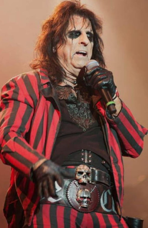 what-do-you-think-of-alice-cooper-v0-jlkp3m75kwye1.jpg
