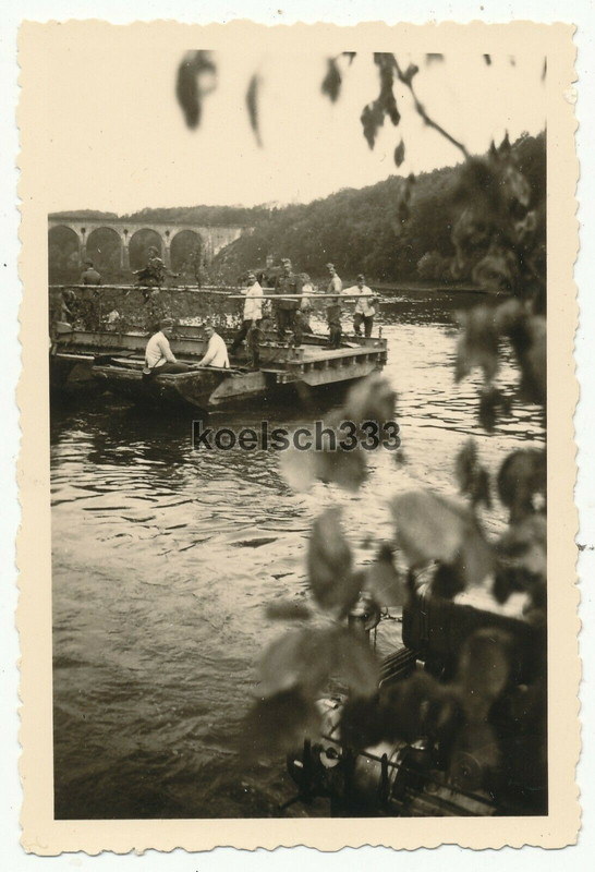 3 Fotos Pioniere der Wehrmacht setzten Artillerie Reg. 29 über einen Fluss über3
