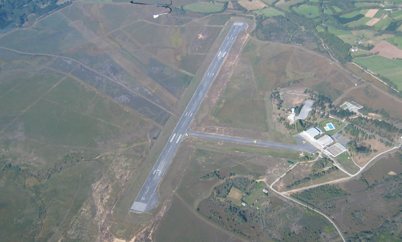 Vista aérea del aeródromo. Coordenadas 43.114995,-7.464023