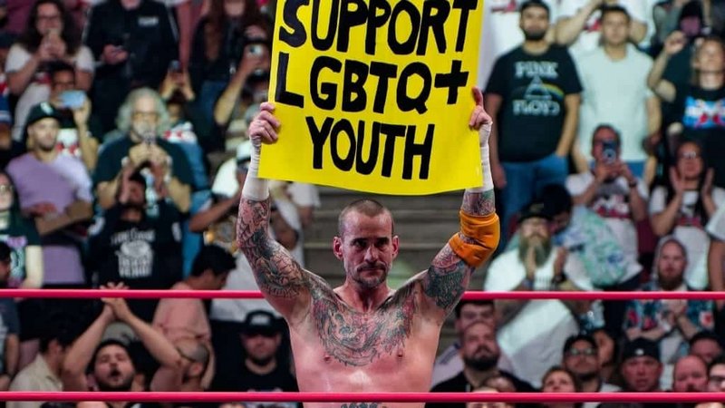 Бивш боец на UFC изрази подкрепа към LGBTQ+ младежите