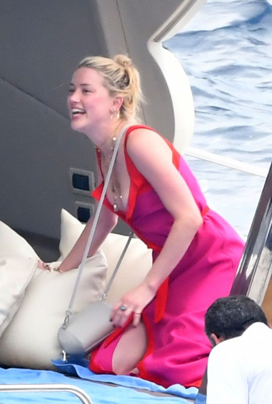 amber-heard-in-bikini-at-a-yacht-on-amalfi-coast-07-27-2019-8