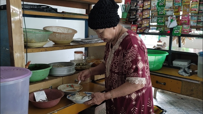 Bu Layem, pemilik tempat sarapan legendaris di Lamongan yang sudah menjalankan usaha lebih dari 80 tahun.