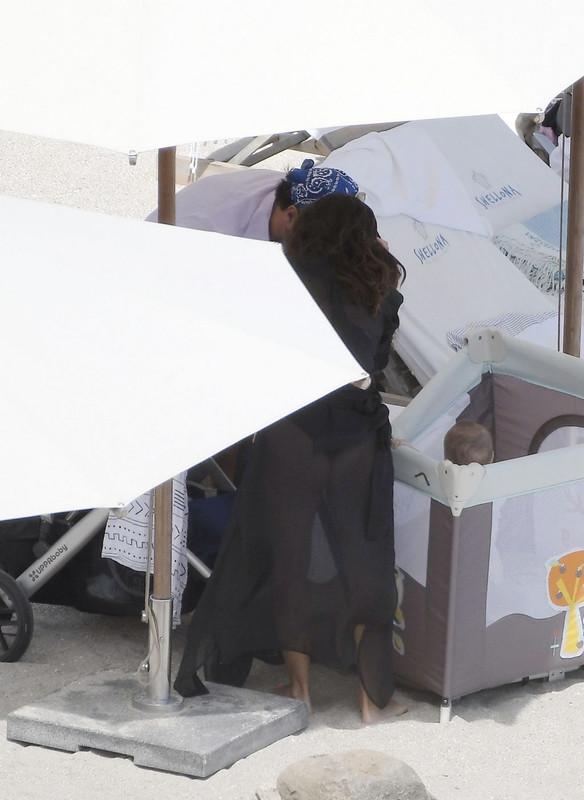 Eva-Longoria-upskirtSTARS.com (47)