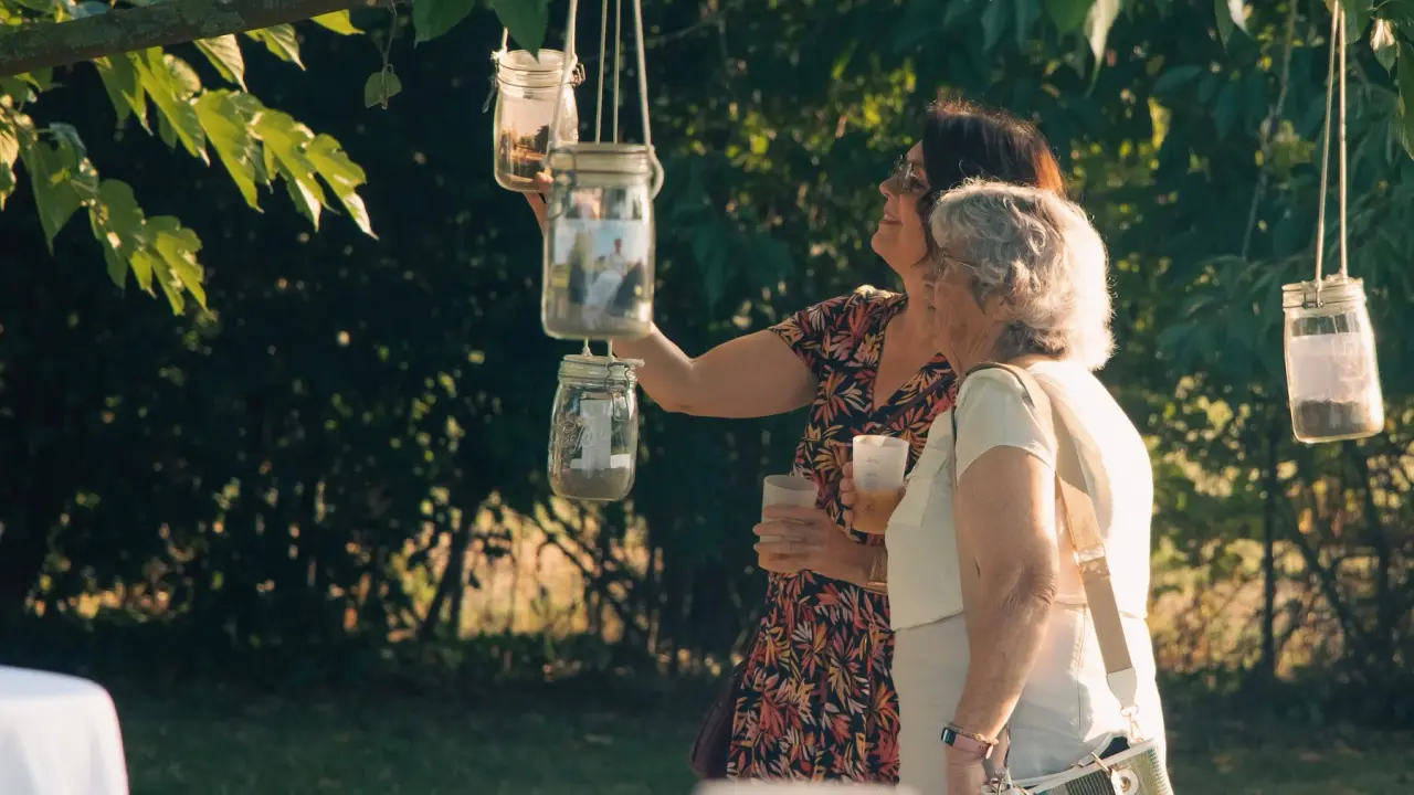 femmes-souvenir-mariage-plante-arbre-heureuse