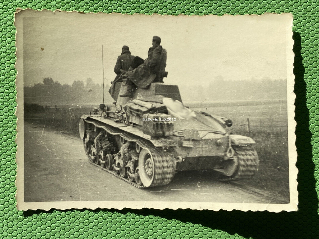 Foto, Wk2, Panzerkampfwagen 38 (t) auf dem Marsch