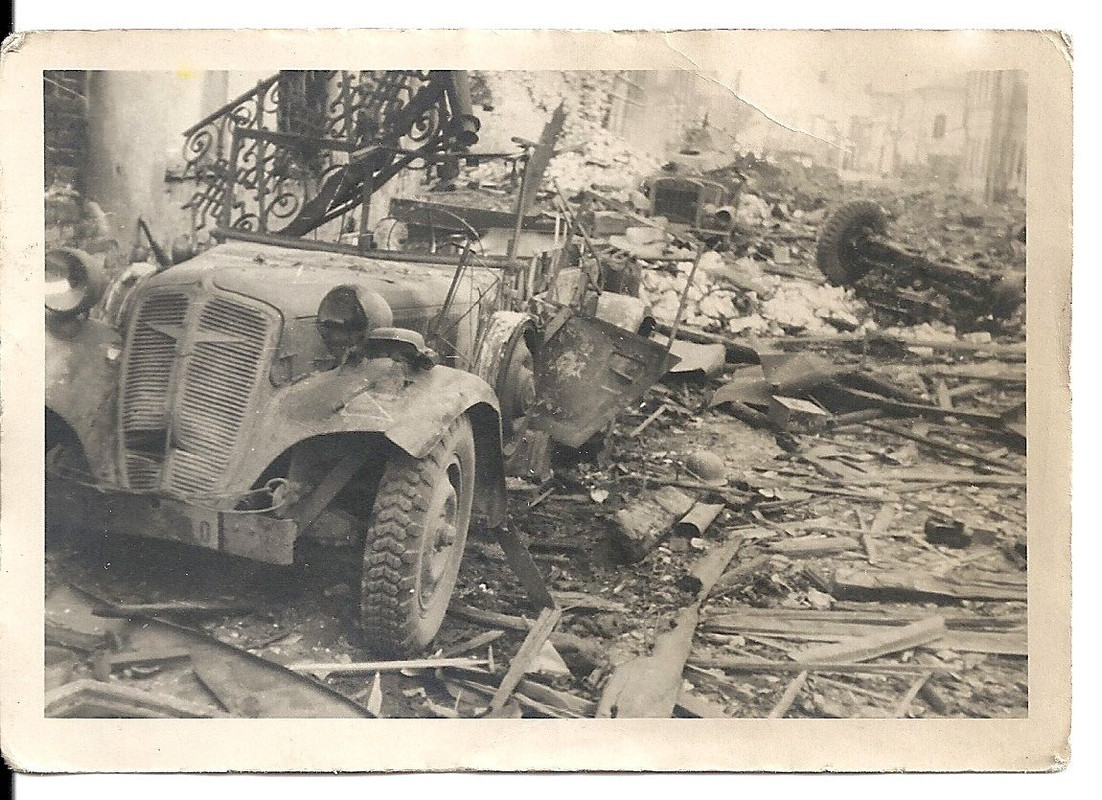 Orig.Foto zerstörtes Auto PKW Kübelwagen Wehrmac