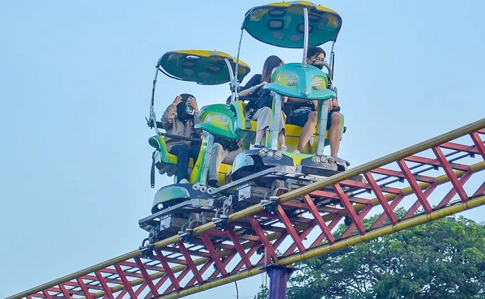 Pengunjung tengah menikmati salah satu wahana di Batu Night Spectacular.