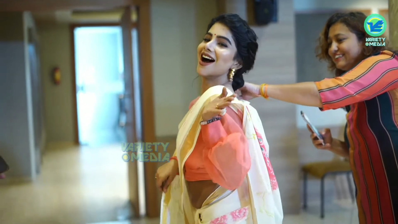 Pavithra Lakshmi Sexy Big Wide Navel in Saree from an event.mkv_snapshot_01.07.071