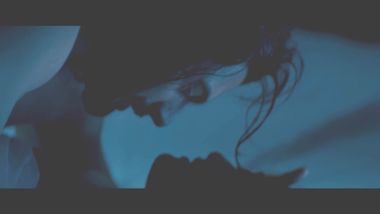 Raima Sen Hot Navel From Mirch 2010 1080p Light Version.mp4_snapshot_02.13_[2020.12.02_20.41.46]