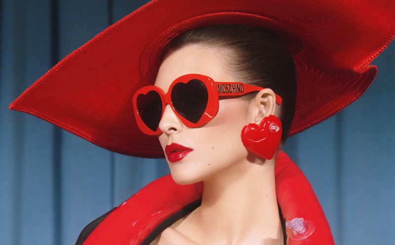 Moschino, la campagna SS23 ispirata agli anni '80