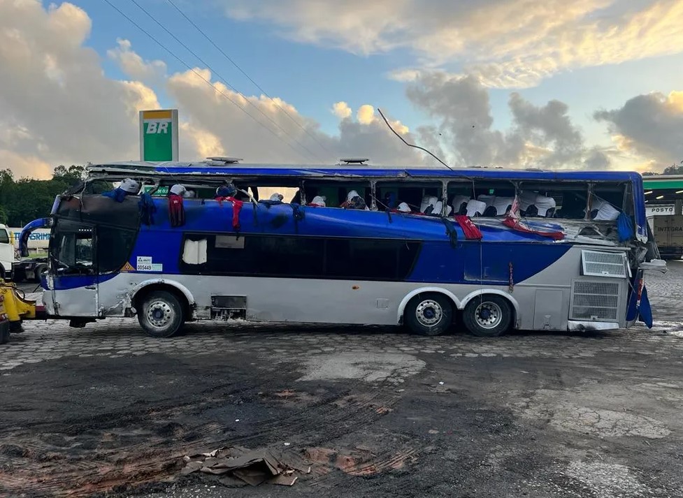 Tombamento de ônibus de turismo deixa mortos e feridos na Rodovia Régis Bittencourt, em Cajati, no interior de São Paulo — Foto: Polícia Rodoviária Federal (PRF)