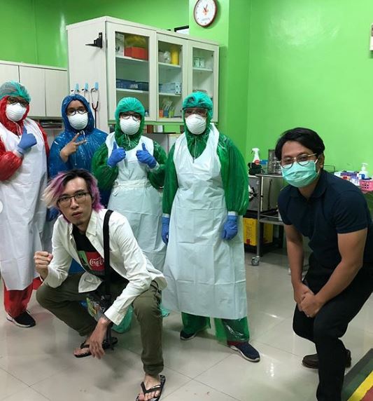 Dokter Tirta bersama pekerja medis (Instagram dr Tirta)
