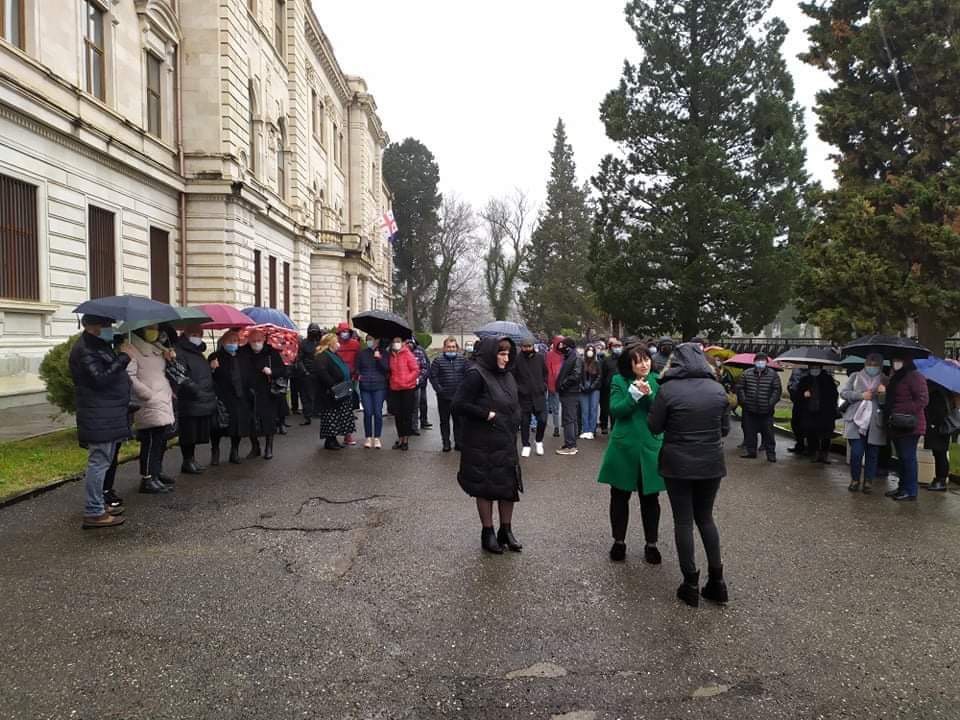 ბიზნესპარტნიორის მკვლელობაში ბრალდებული საჩხერელი ბიზნესმენის ახლობლები სას ...