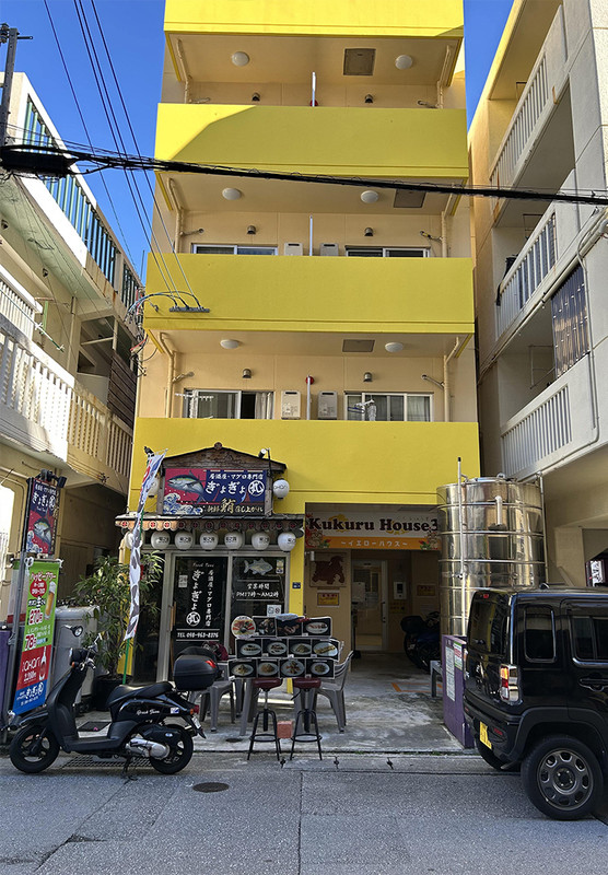 KukuruHouseの看板とエントランス。建物内エレベーターで4階へ