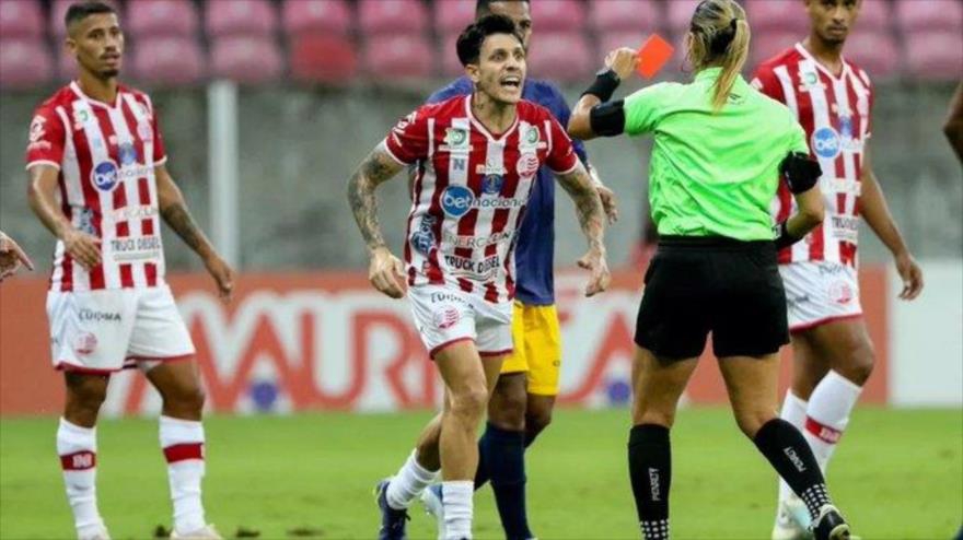 Futbolista quiso golpear a una arbitra por darle tarjeta roja