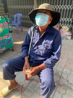 Phát tiền cho những người bán vé số 2