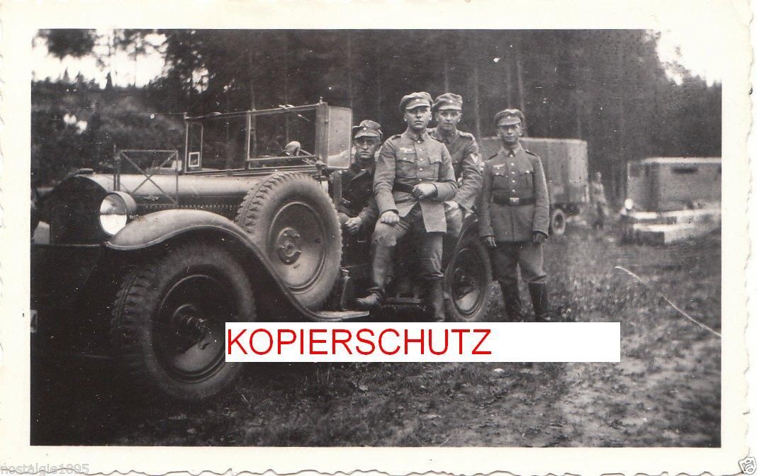 Deutsche Soldaten mit Geländewagen