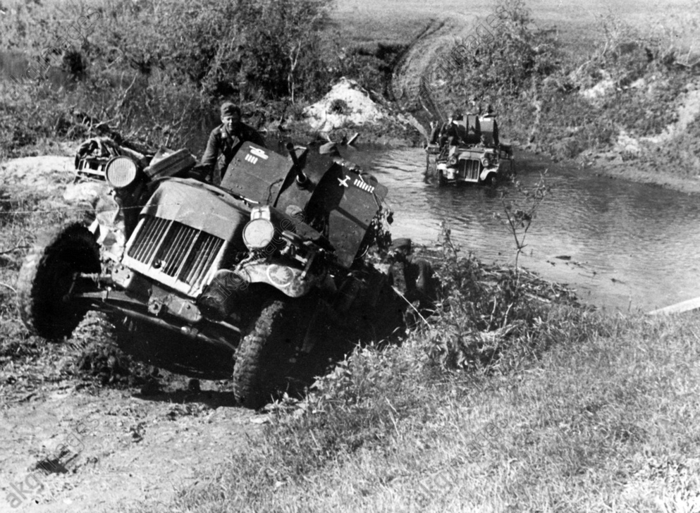 deutsche Soldaten an Flak-Geschützen beim Überschreiten eines Wasserlaufes, aufgenommen an der Ostfr
