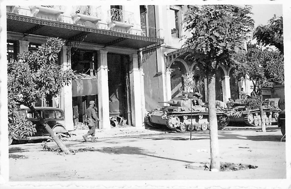 Wehrmacht Panzer III mit Besatzung in Bereitstellung vor zerstör