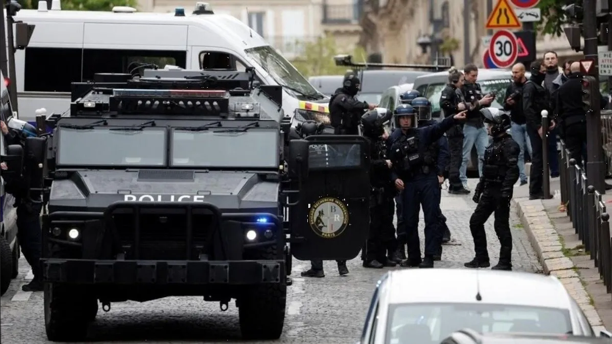 Hombre detenido en el consulado de Irán en París tras amenazar con inmolarse