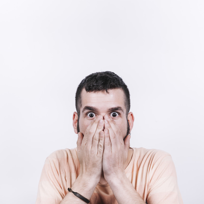Homme surpris et anxieux - Traitement des phobies par la sophrologie
