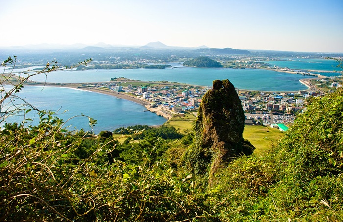 Pemandangan yang ditawarkan di Jeju, Korea Selatan.