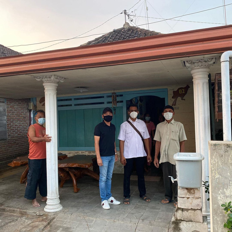 Ibunda penyanyi dangdut Ayu Ting Ting, Umi Kalsum, bersama suaminya, Abdul Rozak, mendatangi rumah orangtua terduga pelaku yang menghina cucunya, Bilqis Khumairah Razak.