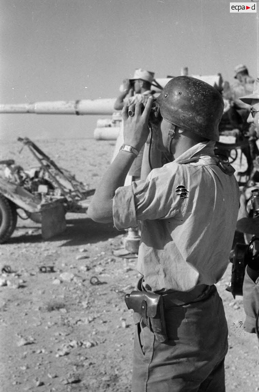 Un canon de 8,8 cm FlaK tire en position, attelée à son avant-train (7)