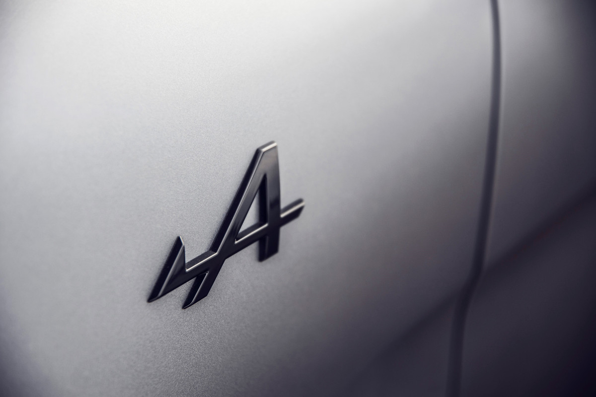 21234939_2019_-_ALPINE_A110S_tests_drive_in_Portugal
