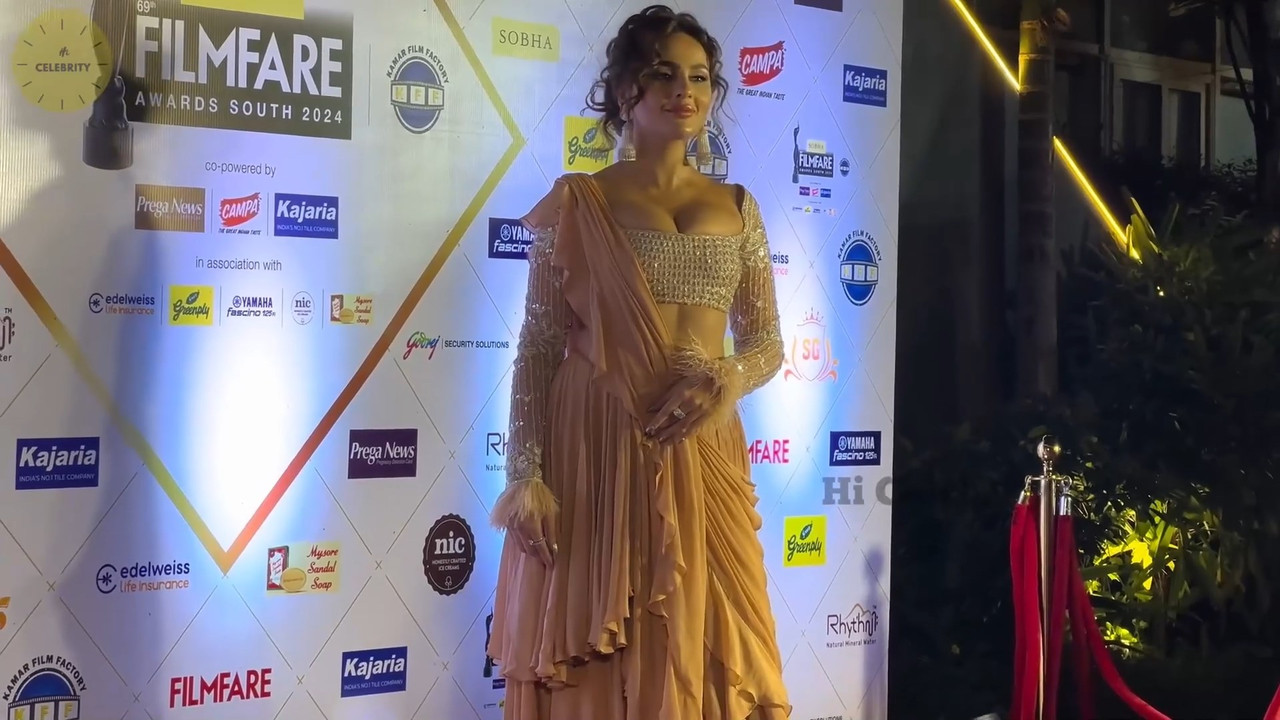 Multiple actress in hot outfit filmfare.mp4_snapshot_01.54.983