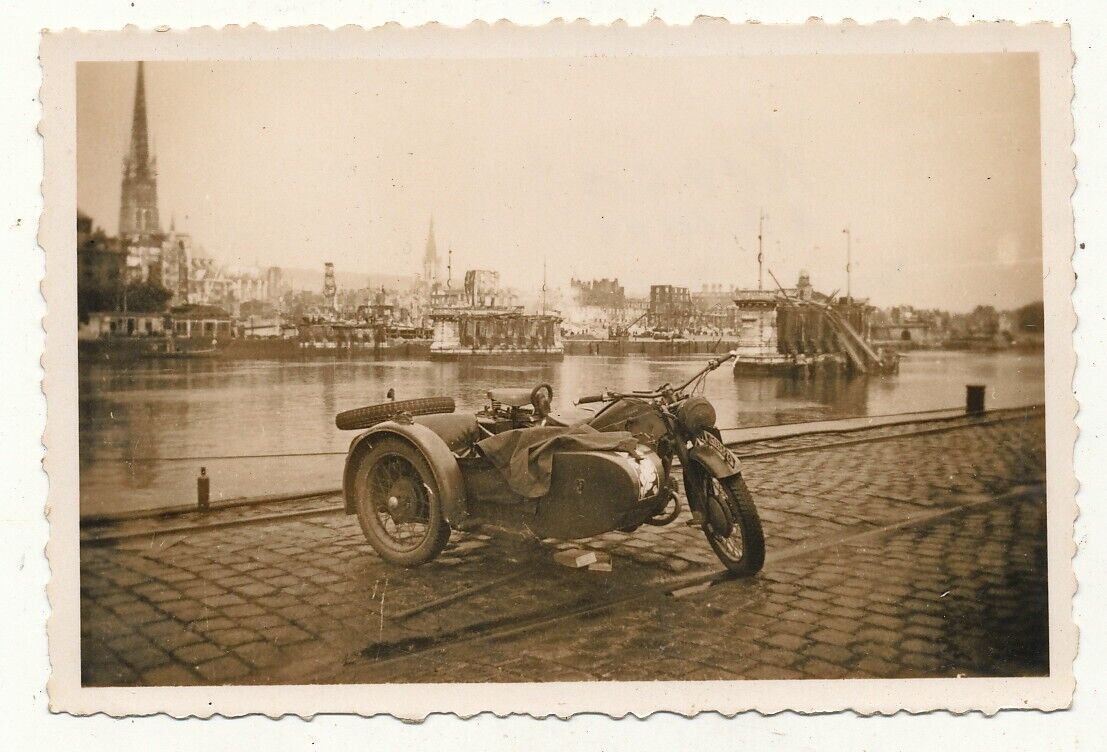 Foto - zerstörtes Rouen Frankreich mit Motorrad Gespann