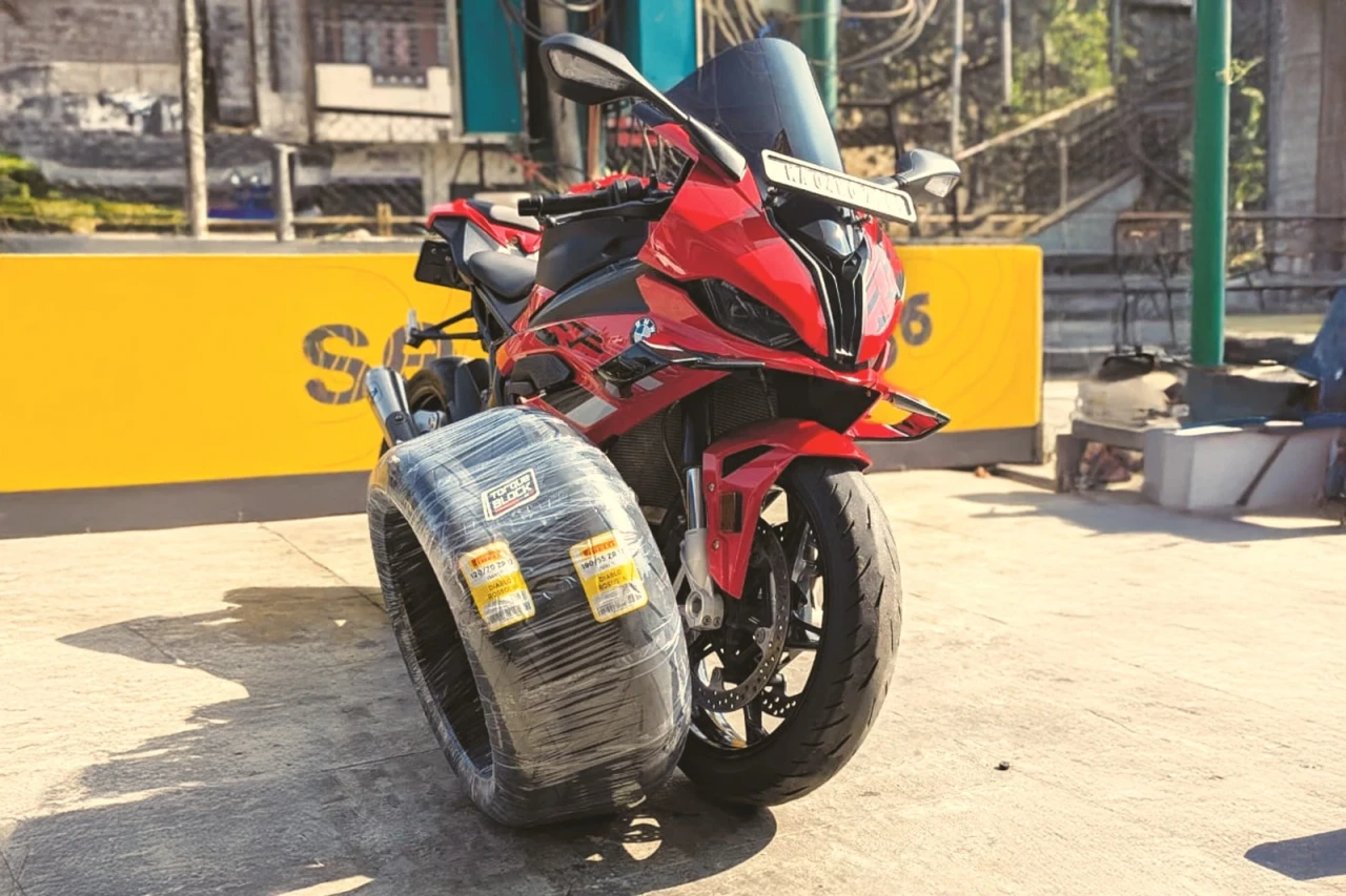 BMW S1000RR tyre fitment context