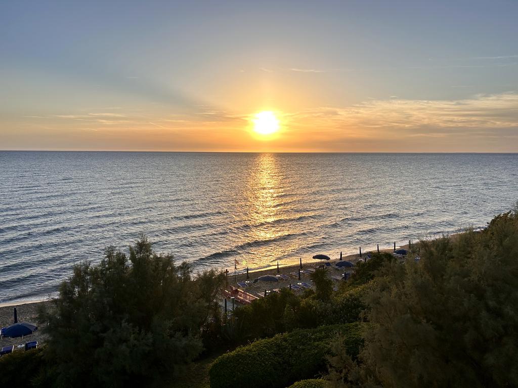 Жаркий сентябрь на побережье Тирренского моря.