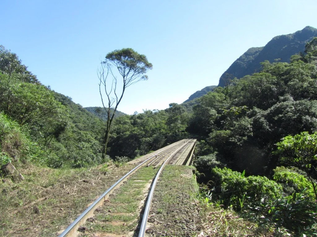 Escaladores praticando rapel nos paredões de arenito da Serra do Cadeado