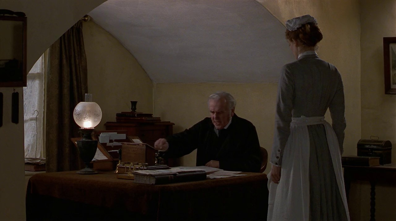 Mary-Reilly-1996-Blu-Ray-Hindi-English-720p-x264-AVC-DD-2-0-ESub-mkv-0004