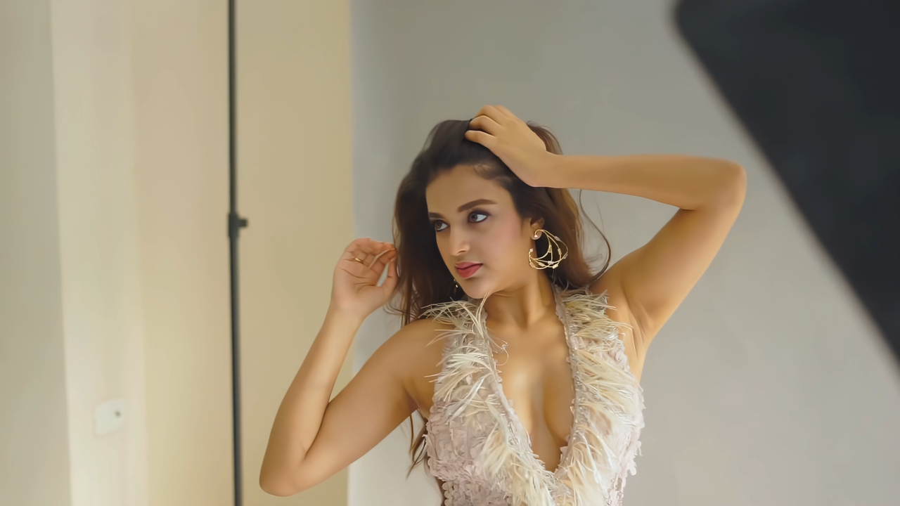 Nidhhi Agerwal latest Photoshoot 4K youtube.comcUHDHUNTER.mp4_snapshot_00.25_[2021.08.19_09.40.16]