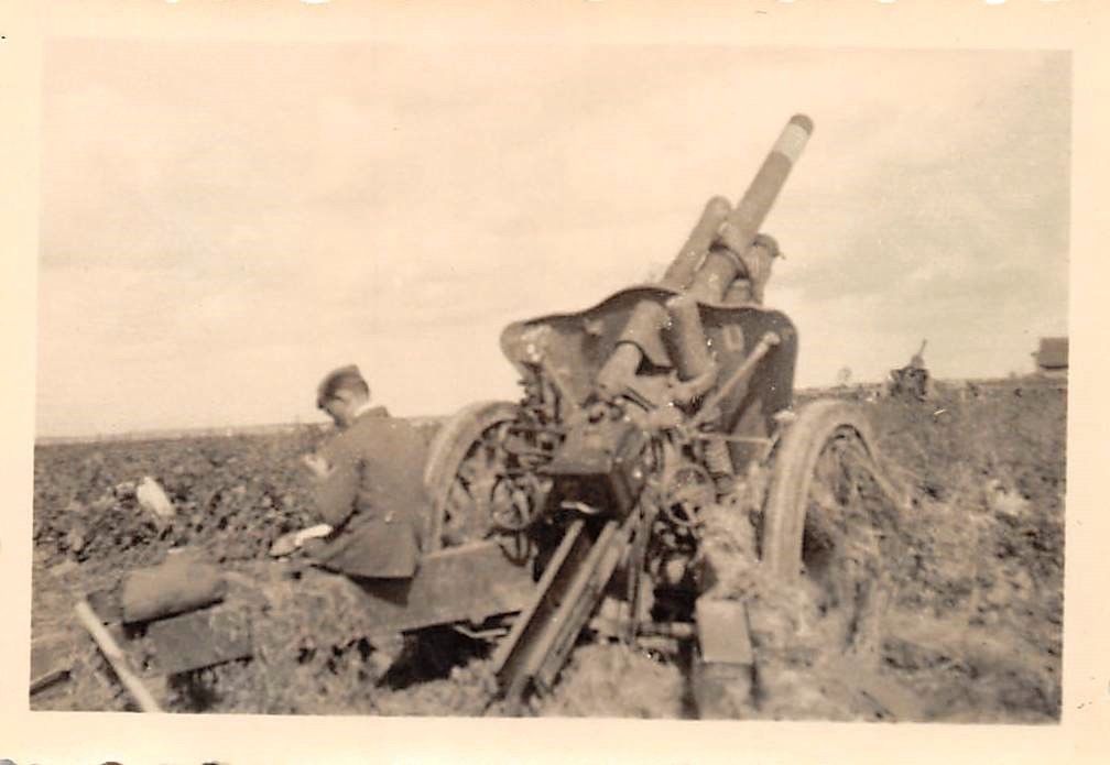 Foto Wehrmacht Soldat mit Geschütz in Rußland Ostfront