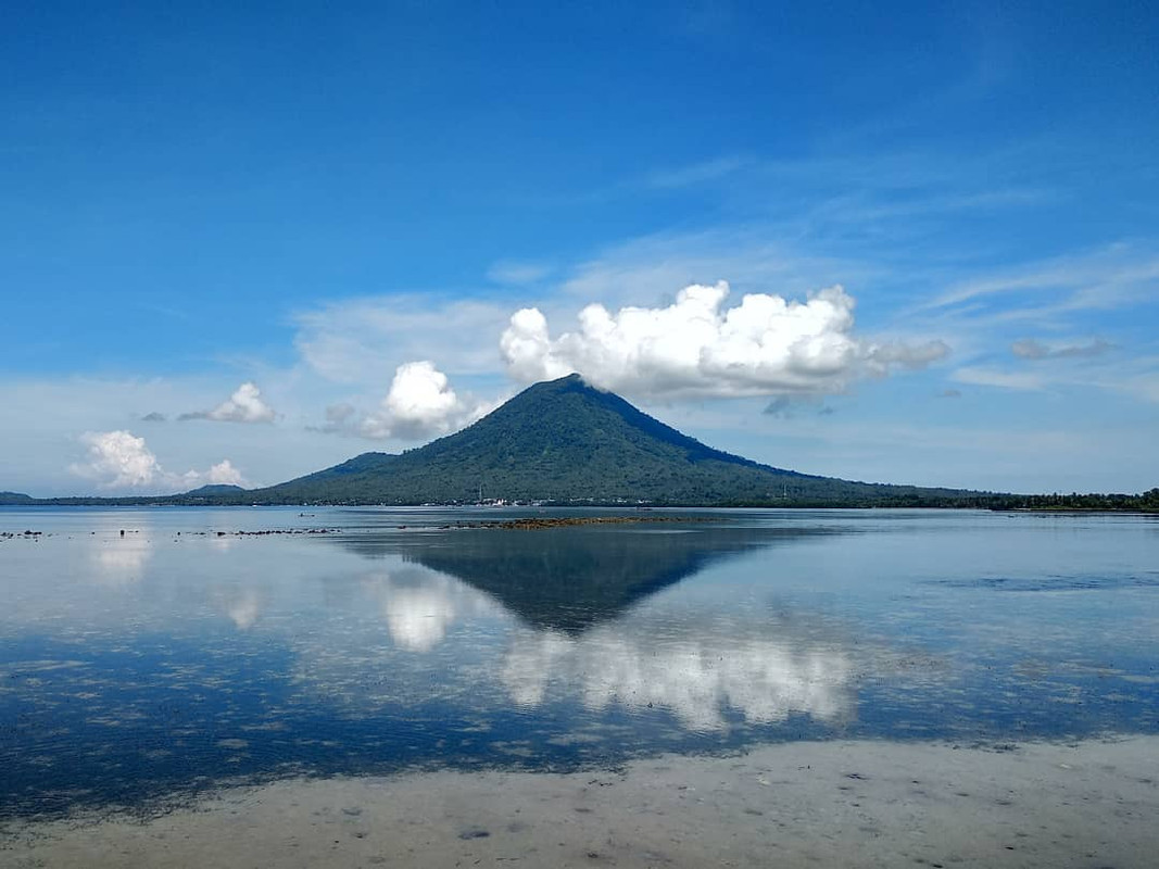 Jernihnya air Pantai Tuada hingga nampak seperti cermin.