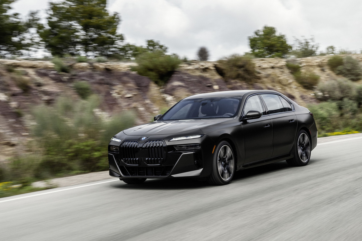 P90458163_highRes_the-new-bmw-760i-xdr