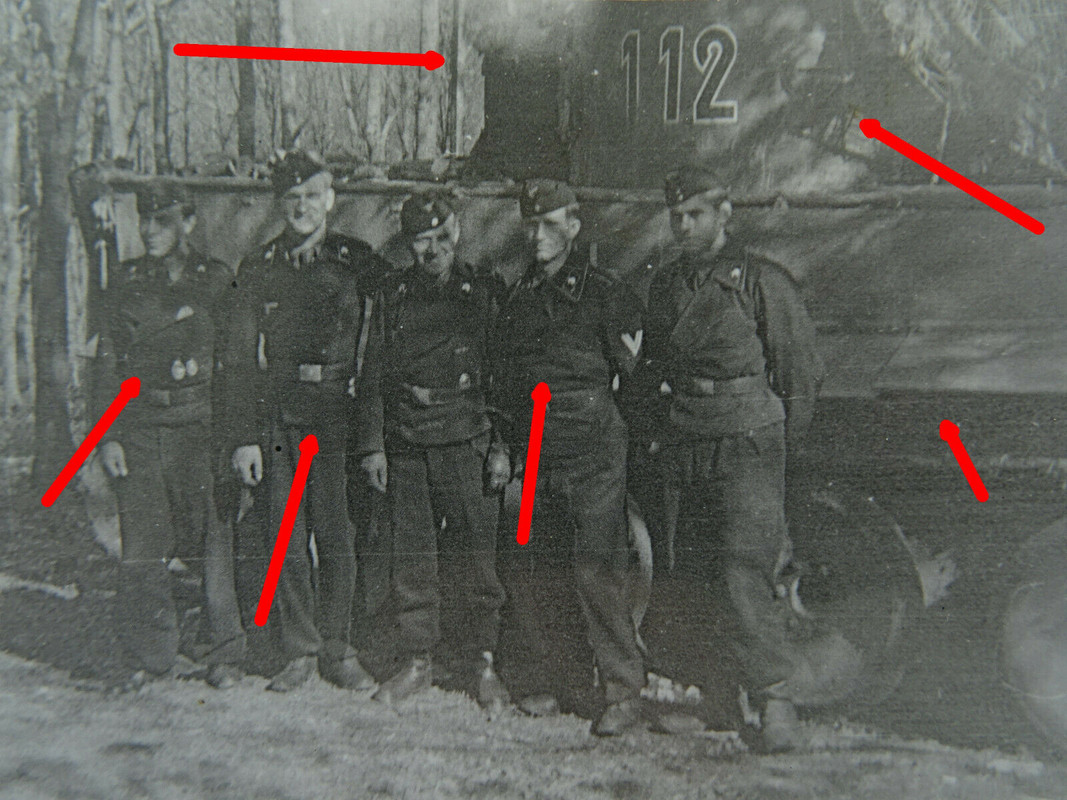 Foto Rußland, schwere Panzer Abteilung 503, Tiger Besatzung vor dem 112 Panzer.