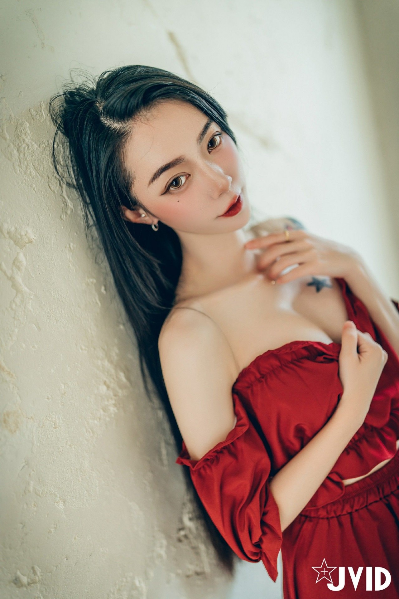 jvid 飄 飄《女神比基尼》美女写真，躺在浴缸场景，尽显性感姿态插图