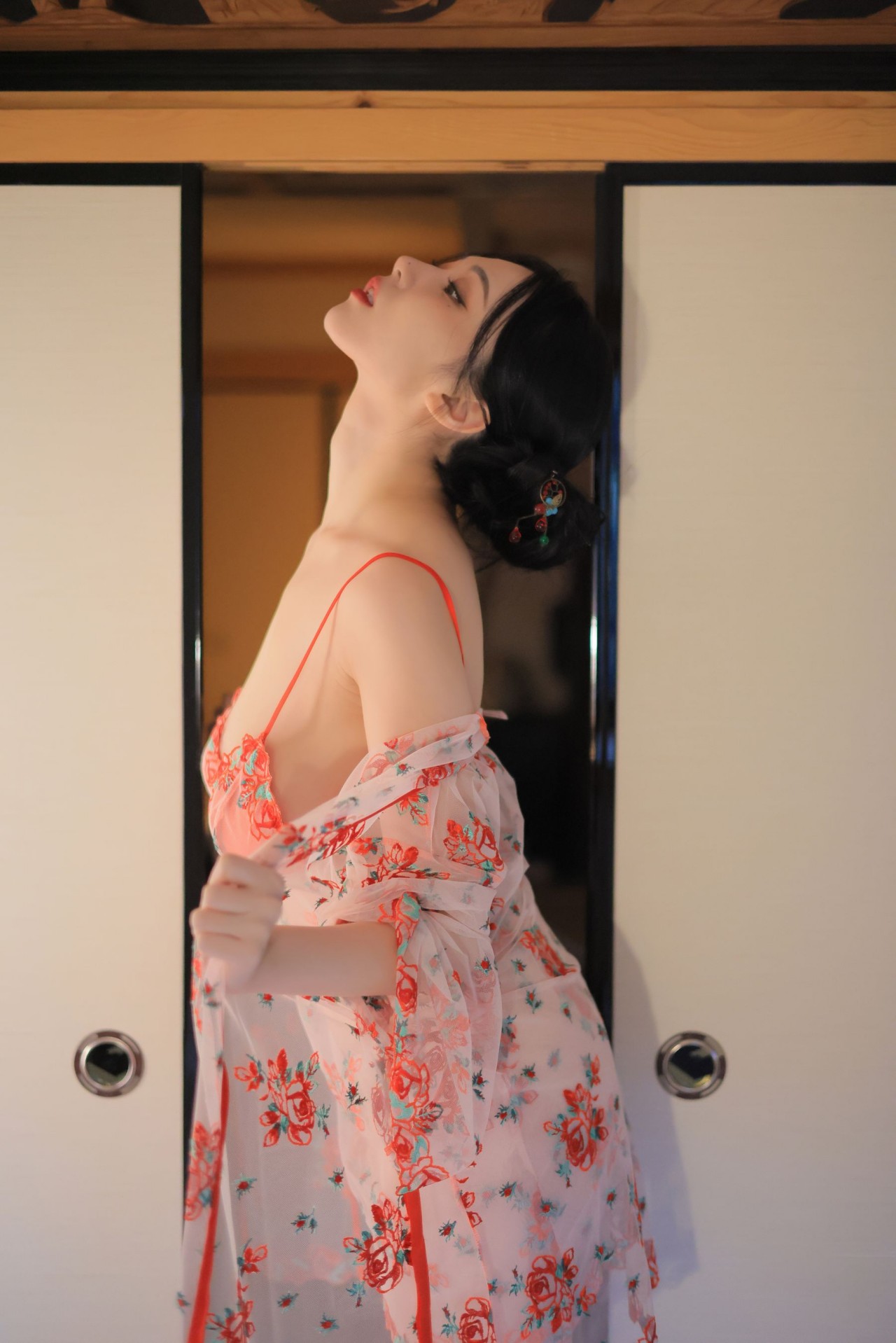 韩国 yeonwoo《粉色碎花睡衣》写真，性感与优雅，睡衣风美女插图9